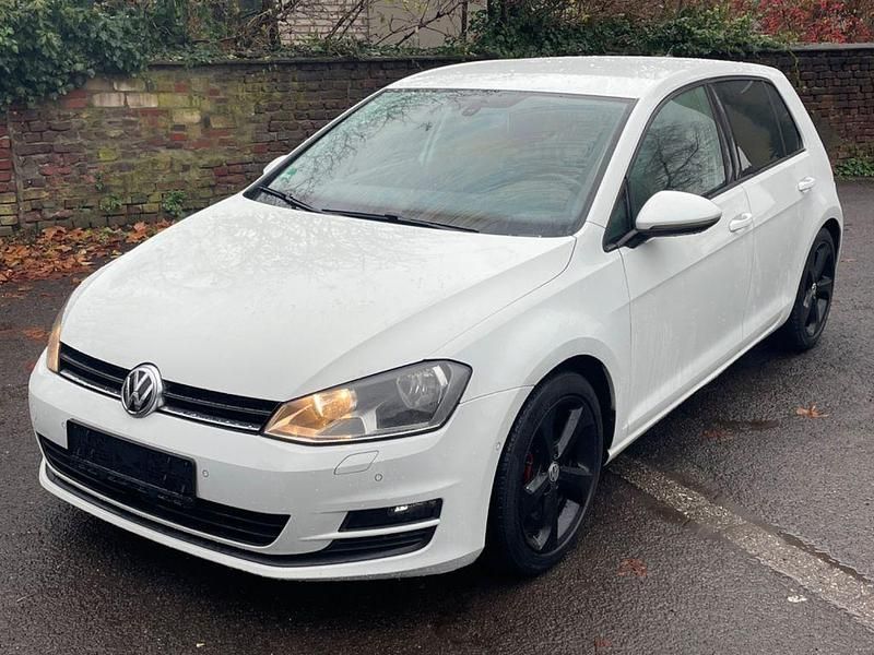 Weiß Gebraucht 2013 VW Golf Limousine | 7.950 € (Fairer Preis) - Bild 1/4