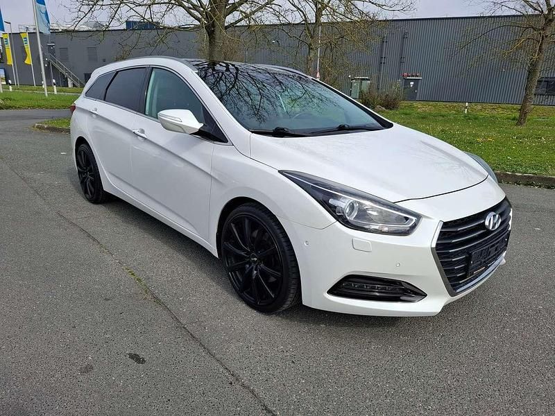 Gebraucht Hyundai i40 Premium 141 PS (103 kW) 2017 White crystal / mic Kombi