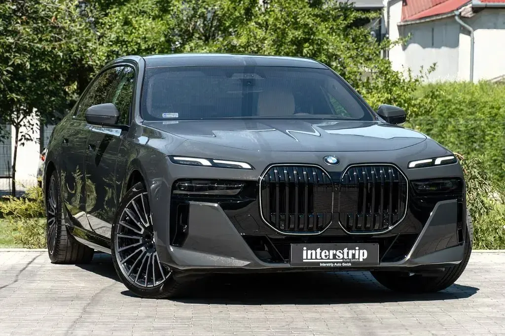 Gebraucht BMW 740 Sport Line 299 PS (219 kW) 2025 Grau Limousine