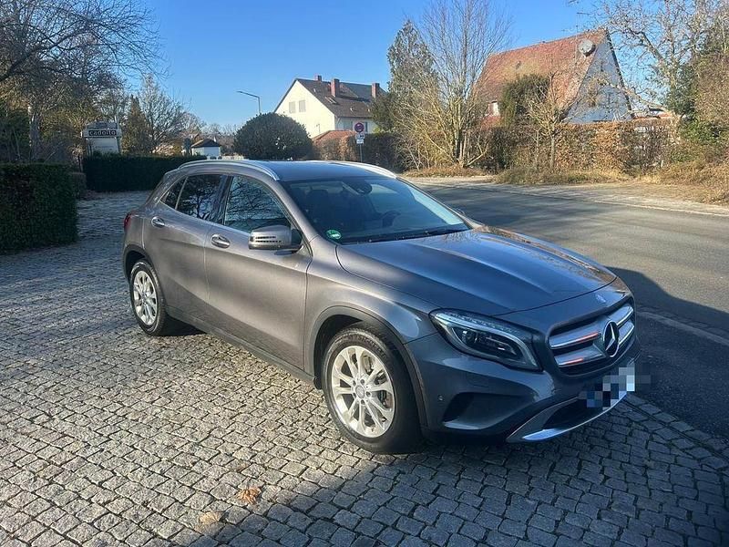 Grau Gebraucht 2014 Mercedes GLA250 Edition 1 SUV | 15.999 € (Guter Preis) - Bild 1/4