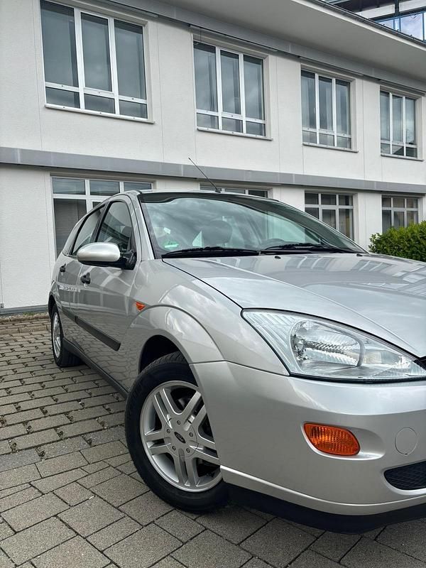 Gebraucht Ford Focus Ambiente 101 PS (74 kW) 2000 Silber Kleinwagen