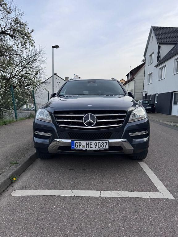 Grau Gebraucht 2012 Mercedes ML350 SUV | 21.800 € (Etwas zu teuer) - Bild 1/4