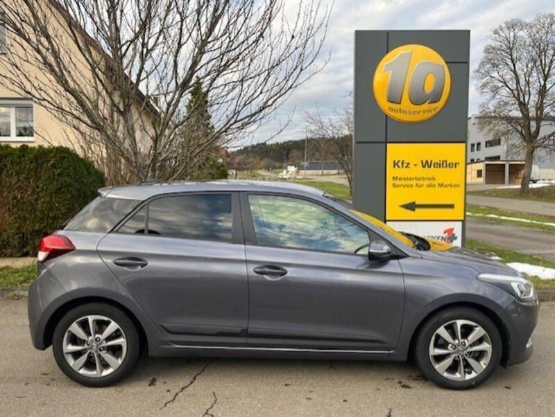 Grau Gebraucht 2016 Hyundai i20 YES! Limousine | 9.999 € (Fairer Preis) - Bild 1/4