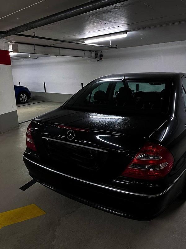 Schwarz Gebraucht 2005 Mercedes E240 Limousine | 4.750 € (Etwas zu teuer) - Bild 1/4