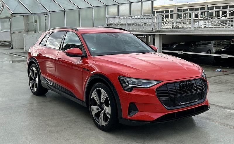 Gebraucht Audi e-tron Ambiente 300 kW (408 PS) 2022 Catalunyrot (metallic) SUV