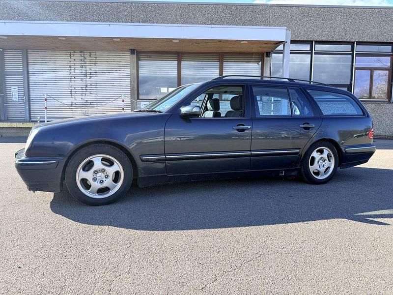 Gebraucht Mercedes E240 Avantgarde 170 PS (125 kW) 2001 Blau Limousine