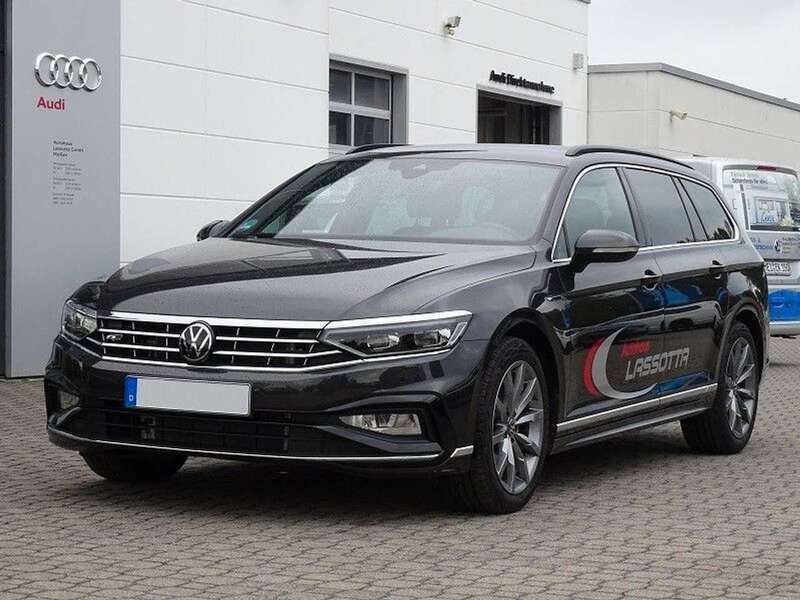 Mangangrau metallic Gebraucht 2024 VW Passat R-line Kombi | 37.449 € (Superpreis) - Bild 1/4