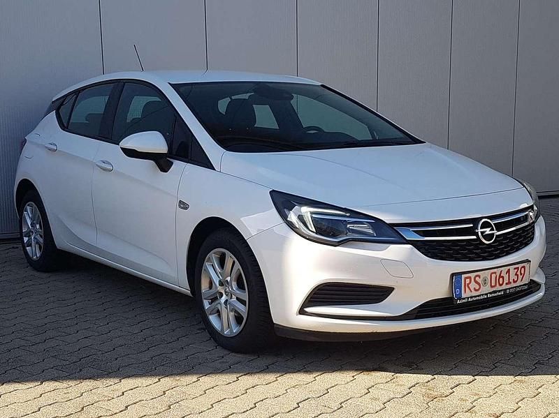 Gebraucht Opel Astra Dynamic 105 PS (77 kW) 2016 Weiß Limousine