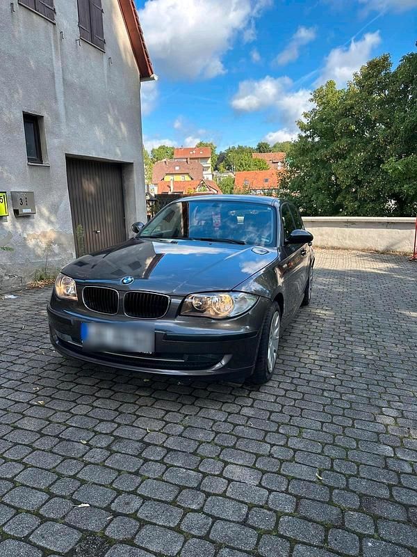 Braun Gebraucht 2007 BMW 118 Kleinwagen | 2.999 € - Bild 1/4