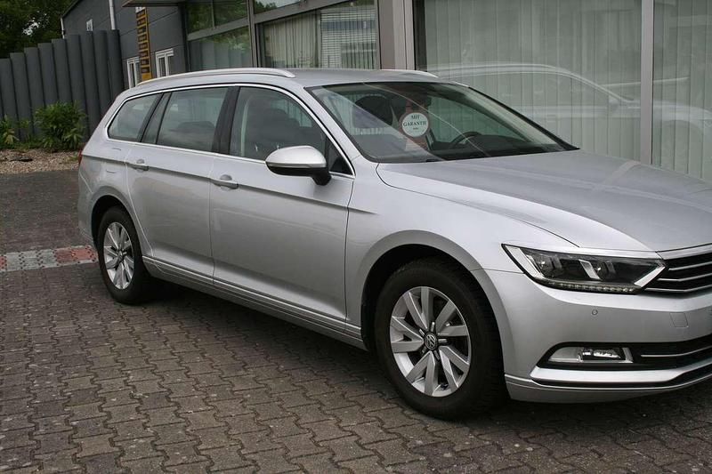 Reflexsilber metallic Gebraucht 2016 VW Passat Comfortline Kombi | 17.649 € - Bild 1/4