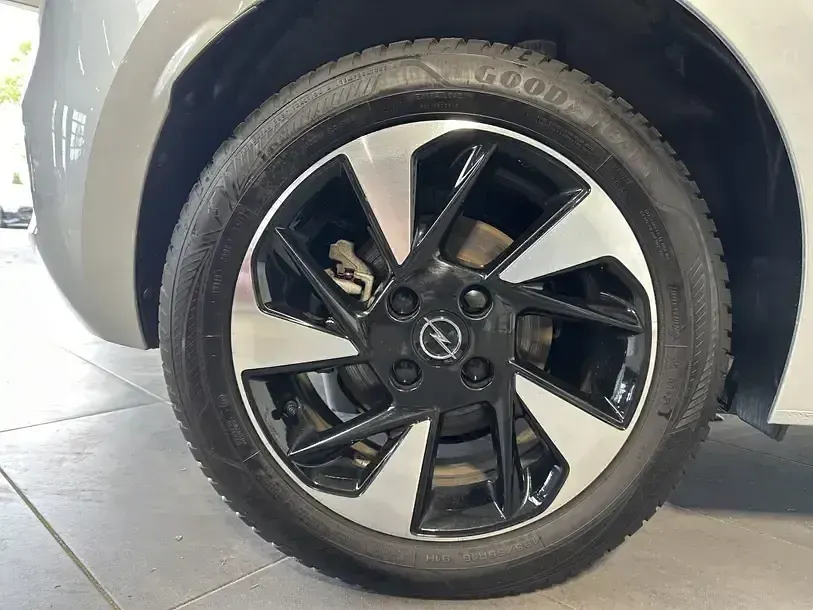 Używany Opel Corsa-e Edition 100 kW (136 KM) 2023 Srebrny Hatchback