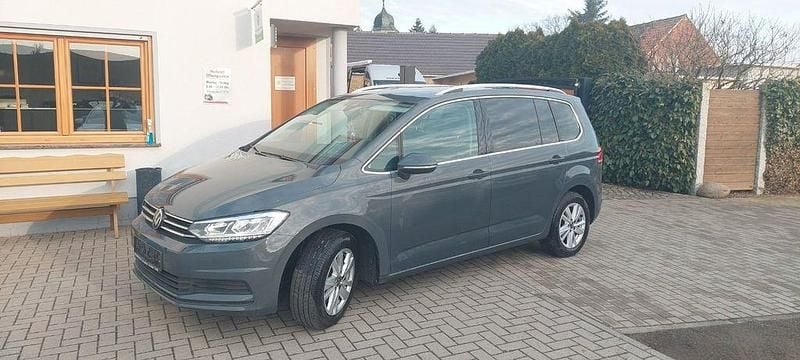 Grau Gebraucht 2024 VW Touran Comfortline Van / Kleinbus | 29.990 € (Guter Preis) - Bild 1/4