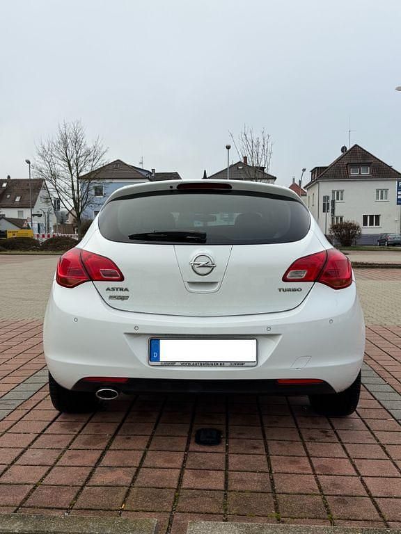 Gebraucht Opel Astra 140 PS (102 kW) 2012 Weiß Limousine