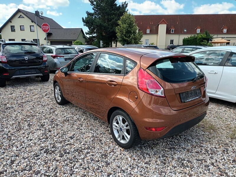 Gebraucht Ford Fiesta Celebration 80 PS (58 kW) 2016 Braun Kleinwagen