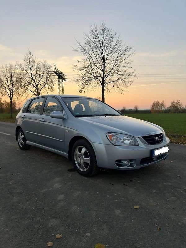 Grau Gebraucht 2005 Kia Cerato EX Limousine | 1.900 € (Fairer Preis) - Bild 1/4