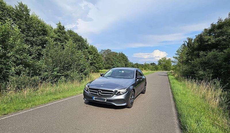 Grau Gebraucht 2018 Mercedes E200 Avantgarde Limousine | 22.990 € (Superpreis) - Bild 1/4