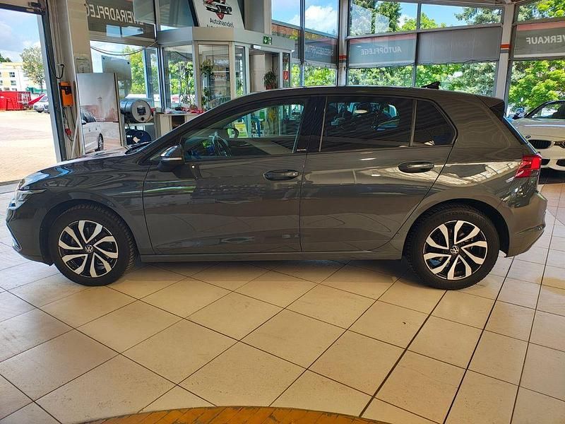 Second-hand VW Golf VIII Active 150 CP (110 kW) 2022 Gri Berlinǎ