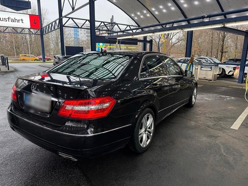 Gebraucht Mercedes E250 Avantgarde 204 PS (150 kW) 2013 Schwarz Limousine