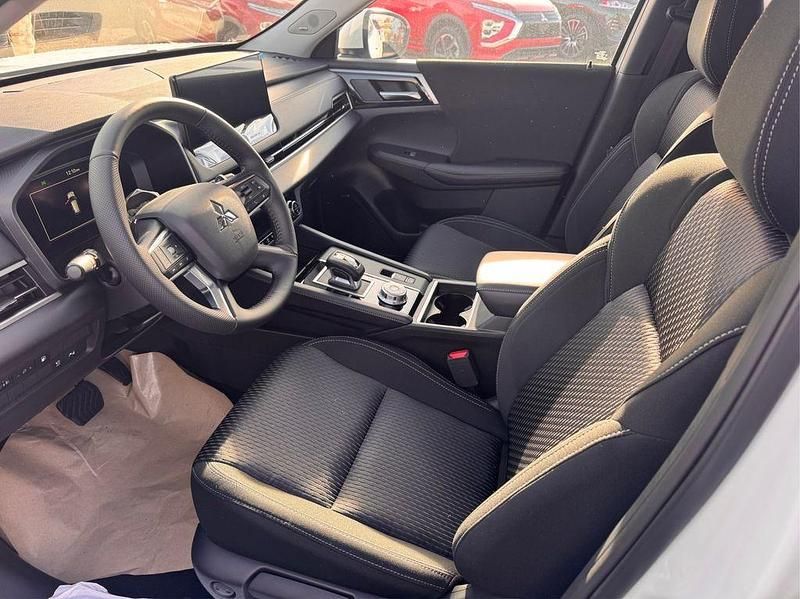 Gebraucht Mitsubishi Outlander P-HEV Basis 136 PS (100 kW) 2025 Weiß SUV
