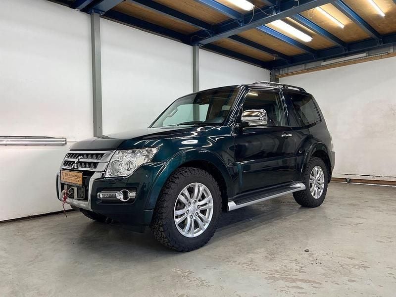 Grün Gebraucht 2015 Mitsubishi Pajero Top SUV | 27.900 € (Superpreis) - Bild 1/4