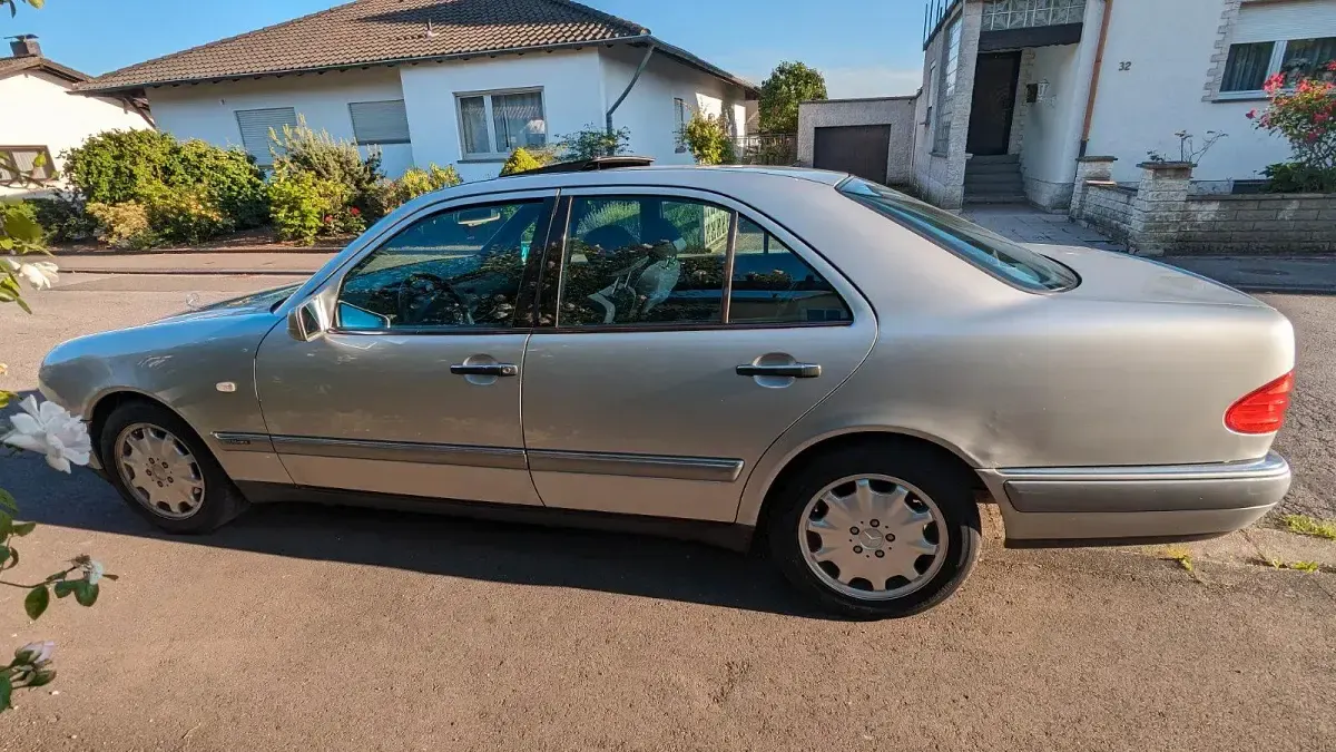 Gebraucht Mercedes E280 193 PS (141 kW) 1997 Silber Limousine