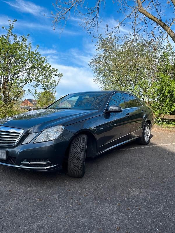 Gebraucht Mercedes E220 170 PS (125 kW) 2012 Grau Limousine