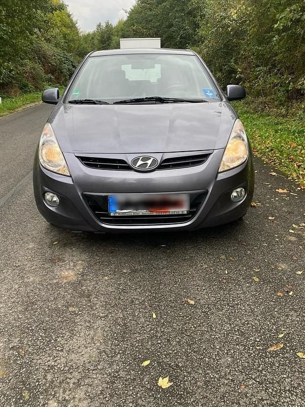 Grau Gebraucht 2011 Hyundai i20 Limousine | 2.450 € (Guter Preis) - Bild 1/4