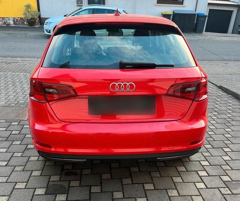 Gebraucht Audi A3 Ambiente 110 PS (80 kW) 2014 Rot Limousine