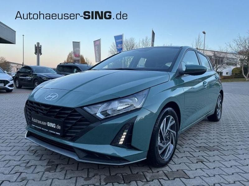 Mangrove green Neu 2025 Hyundai i20 Kleinwagen | 17.980 € (Fairer Preis) - Bild 1/4
