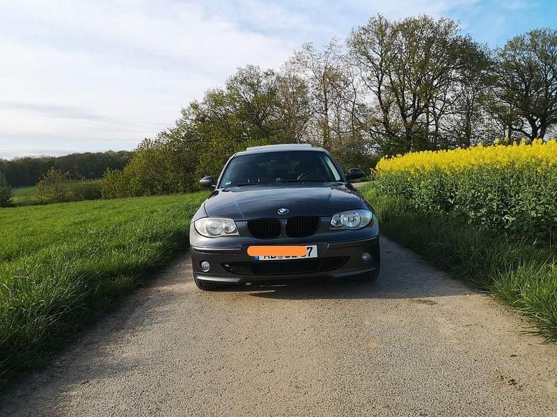 Grau Gebraucht 2005 BMW 118 Kleinwagen | 2.900 € (Fairer Preis) - Bild 1/4