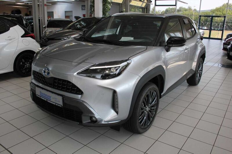 Shimmering silber metallic Neu 2024 Toyota Yaris Cross Advance SUV | 30.890 € - Bild 1/4