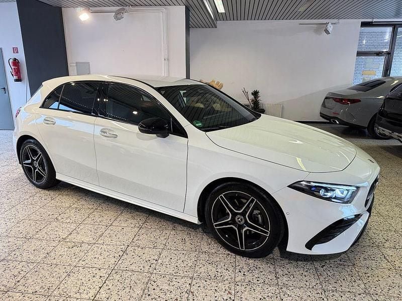 Weiß Gebraucht 2024 Mercedes A200 AMG Limousine | 28.785 € (Superpreis) - Bild 1/4