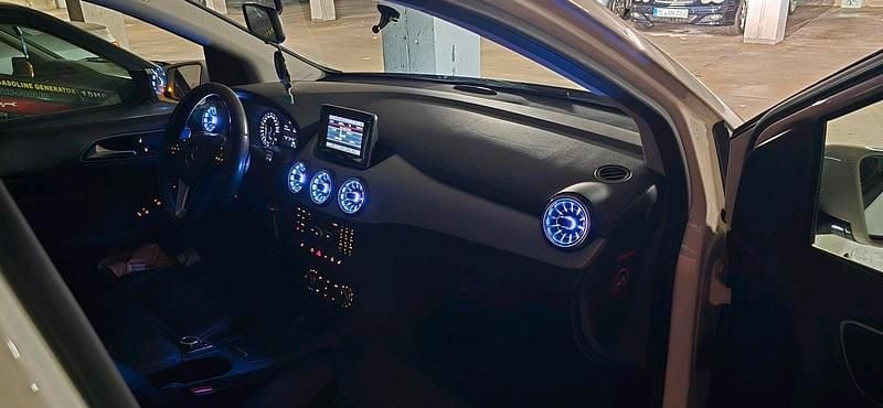 Gebraucht Mercedes B200 136 PS (100 kW) 2012 Weiß Van / Kleinbus