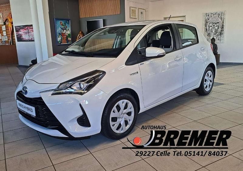 Schneeweiss Gebraucht 2019 Toyota Yaris Hybrid Comfort Limousine | 13.850 € (Guter Preis) - Bild 1/4