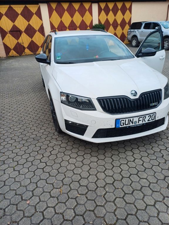 Weiß Gebraucht 2017 Skoda Octavia vRS Kombi | 15.000 € (Fairer Preis) - Bild 1/4