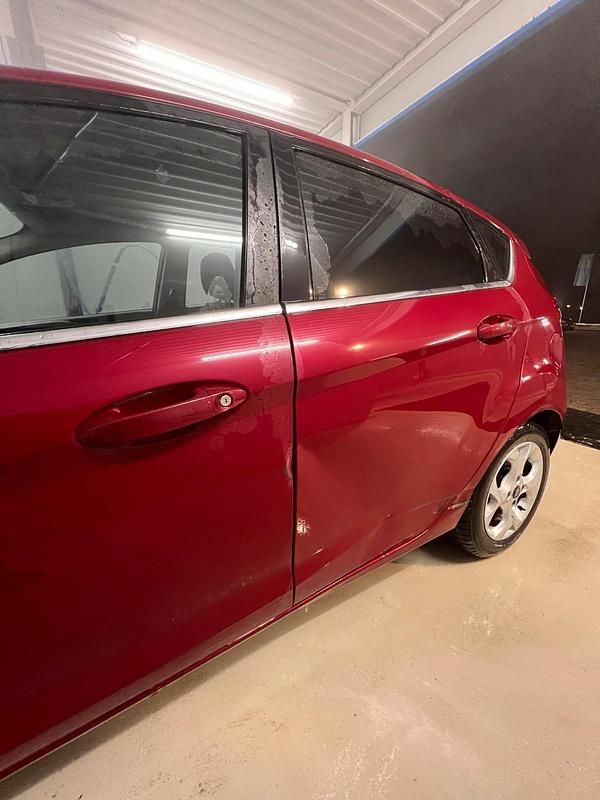 Gebraucht Ford Fiesta 96 PS (70 kW) 2009 Rot Kleinwagen