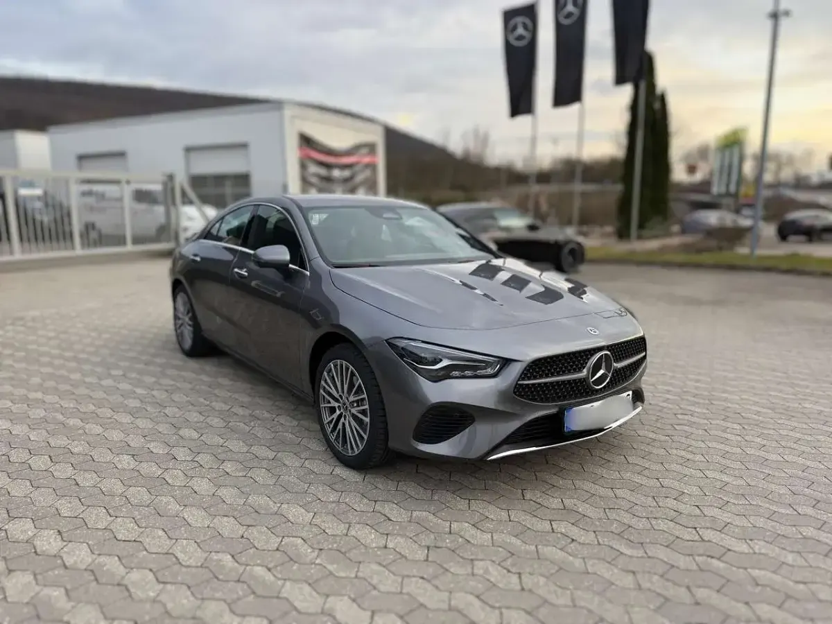 Gebraucht Mercedes CLA200 Progressive 163 PS (119 kW) 2025 Grau Coupé