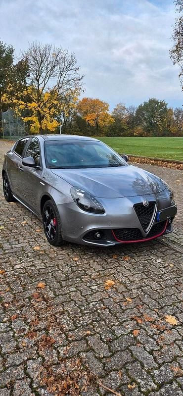 Grau Gebraucht 2020 Alfa Romeo Giulietta Limousine | 15.500 € (Fairer Preis) - Bild 1/4