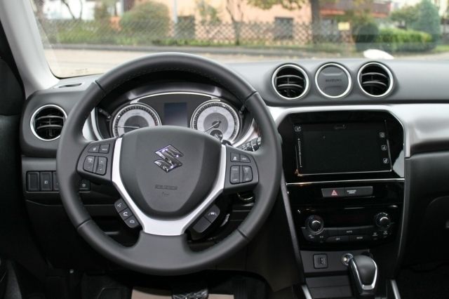 Gebraucht Suzuki Vitara Comfort 102 PS (75 kW) 2023 Pearl cool white metallic (metallic) SUV