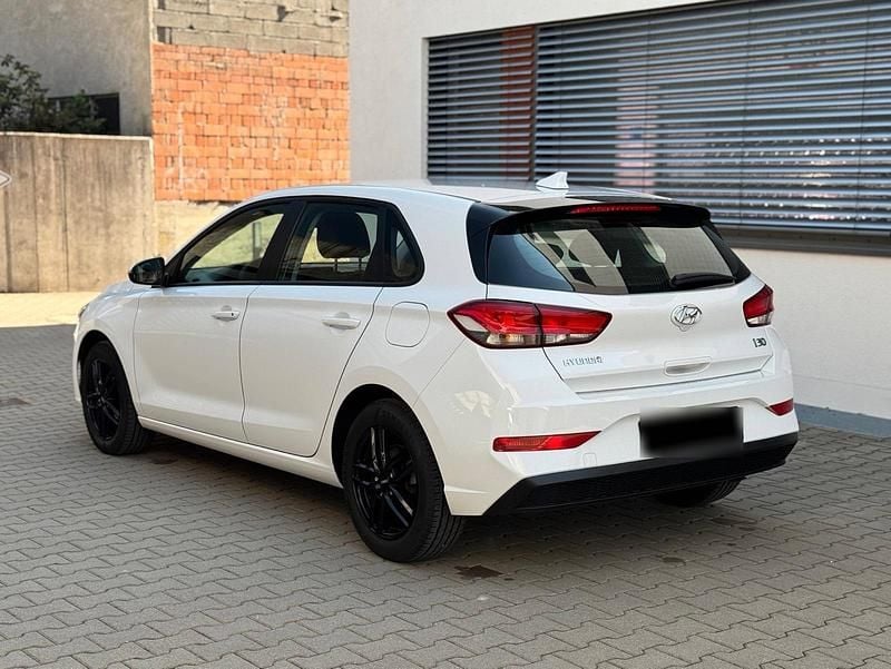 Gebraucht Hyundai i30 110 PS (80 kW) 2021 Weiß Limousine