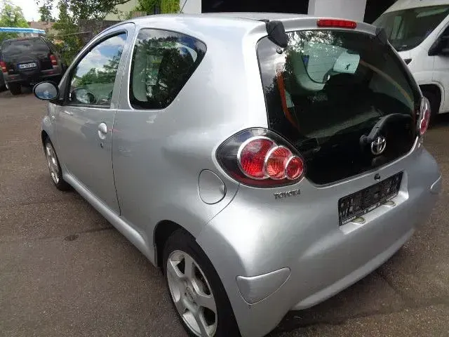 Używany Toyota Aygo Cool 68 KM (50 kW) 2012 Srebrny Hatchback