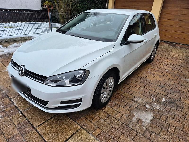 Weiß Gebraucht 2015 VW Golf Trendline Limousine | 9.500 € (Guter Preis) - Bild 1/4