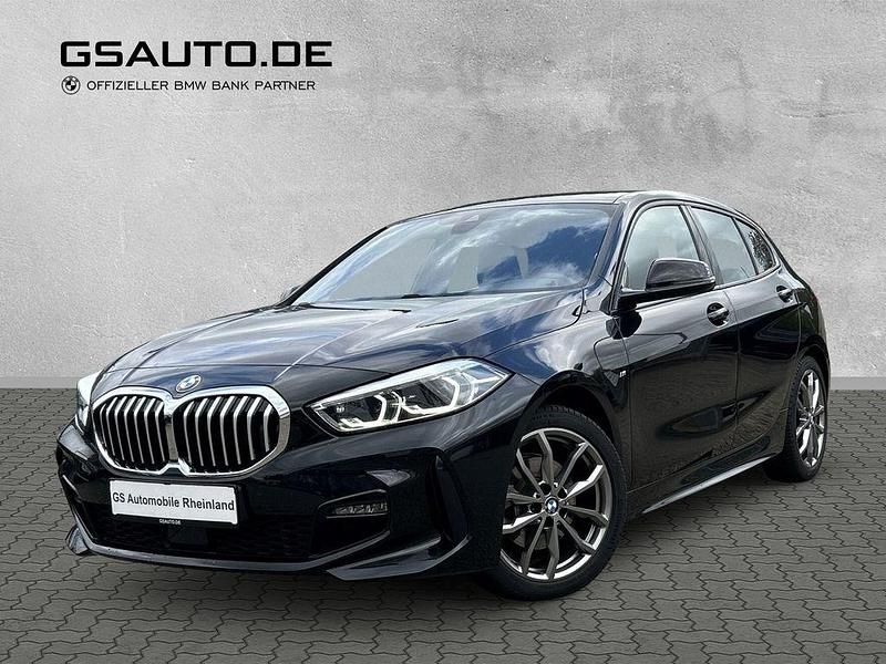 Black sapphire metallic (schwarz) Gebraucht 2024 BMW 118 M Sport Kleinwagen | 27.370 € (Guter Preis) - Bild 1/3
