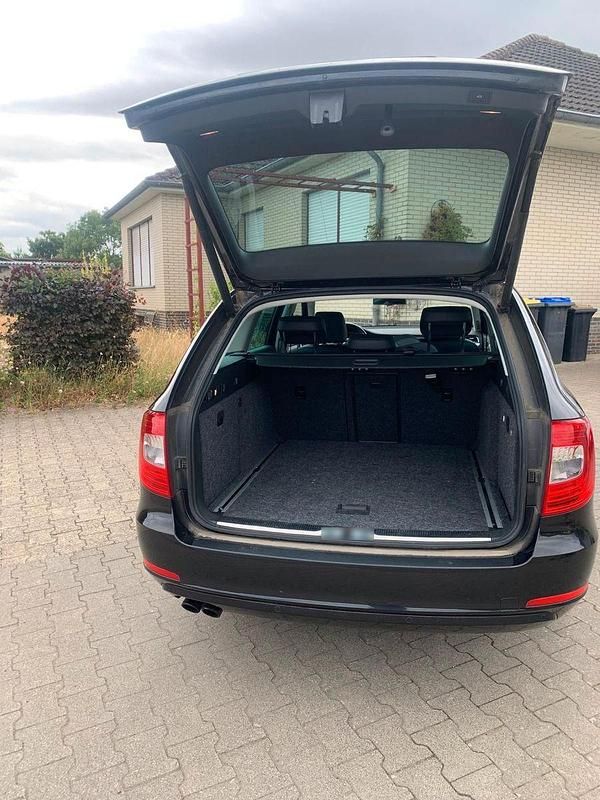 Gebraucht Skoda Superb Elegance 160 PS (117 kW) 2014 Schwarz Kombi