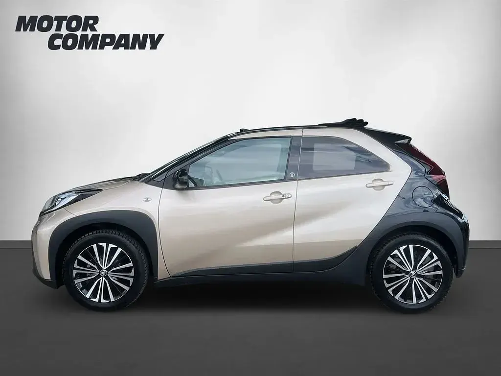 Gebraucht Toyota Aygo X Basis 72 PS (52 kW) 2024 Ginger beige metallic/ night sky black SUV
