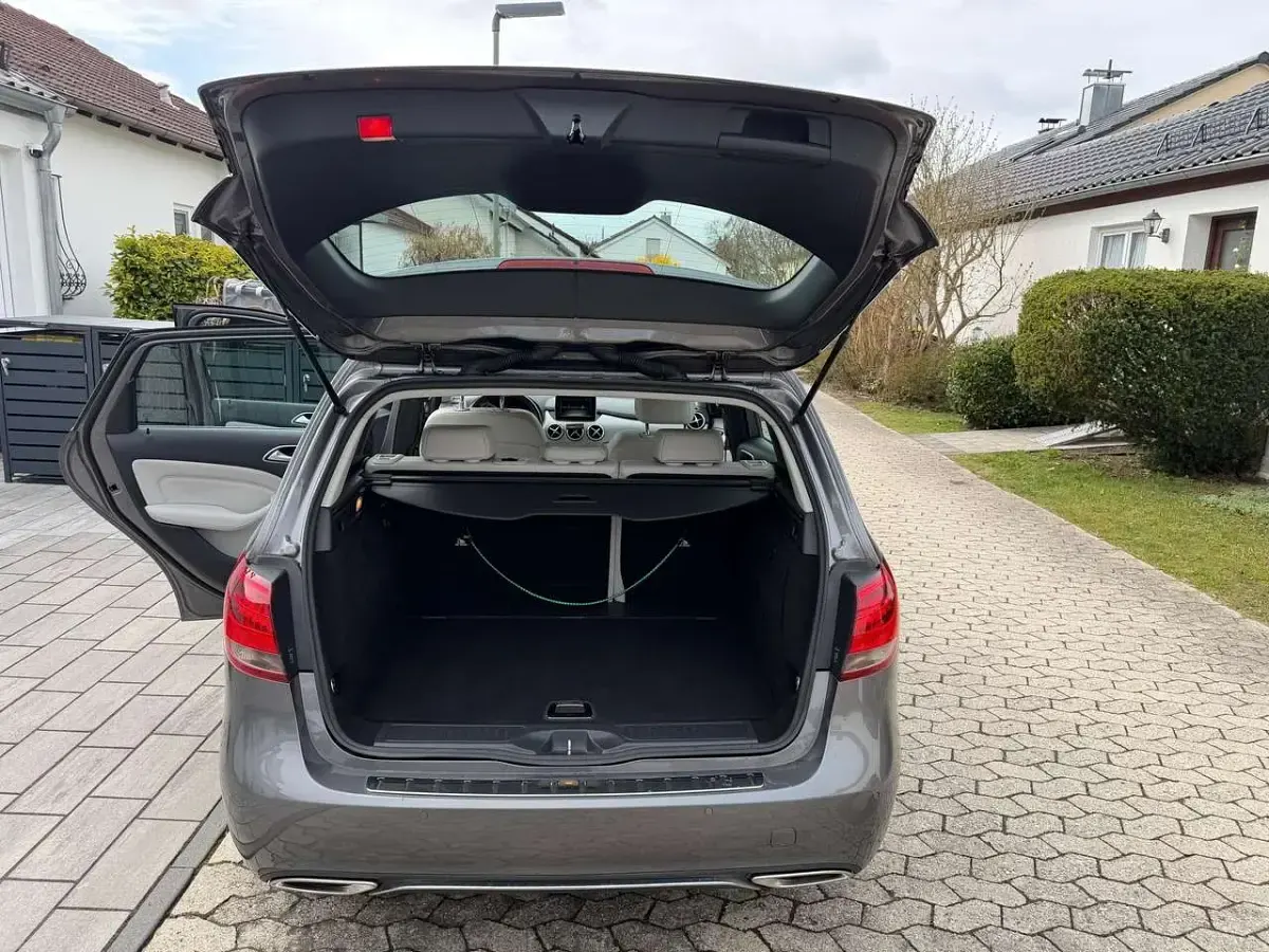Gebraucht Mercedes B180 109 PS (80 kW) 2015 Grau Kleinwagen