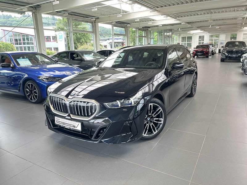 Schwarz Gebraucht 2024 BMW 520 M Sport Kombi | 47.890 € (Fairer Preis) - Bild 1/4
