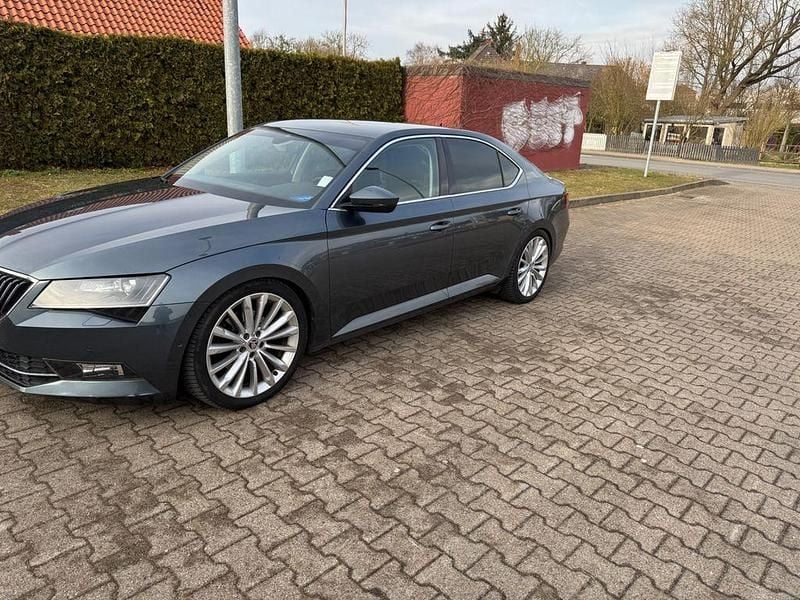 Grau Gebraucht 2018 Skoda Superb Style Limousine | 16.000 € (Fairer Preis) - Bild 1/4