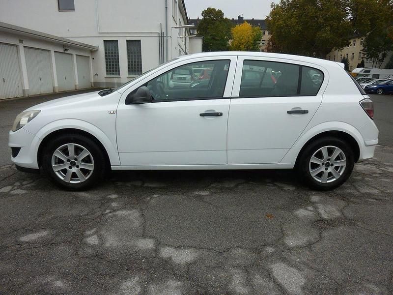 Gebraucht Opel Astra Selection 90 PS (66 kW) 2009 Weiß Limousine