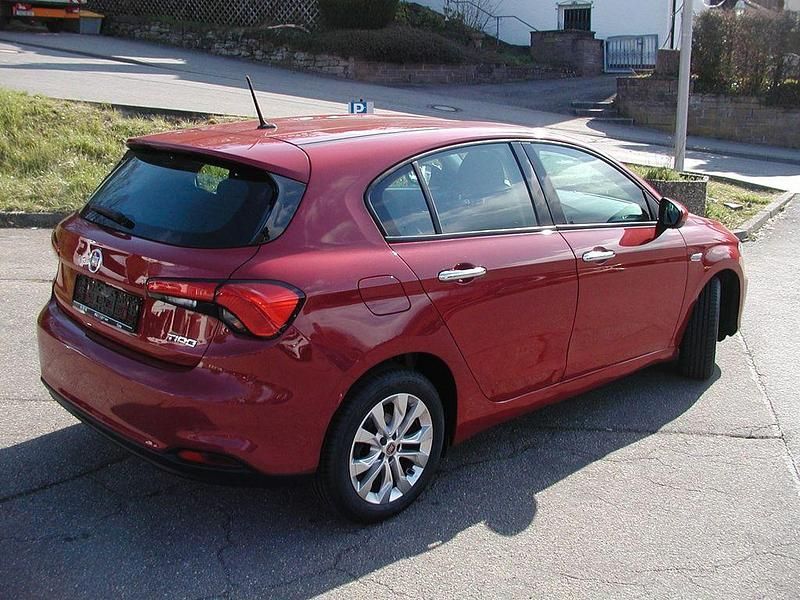 Gebraucht Fiat Tipo Lounge 120 PS (88 kW) 2016 Rot SUV